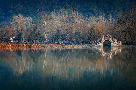 quay thu